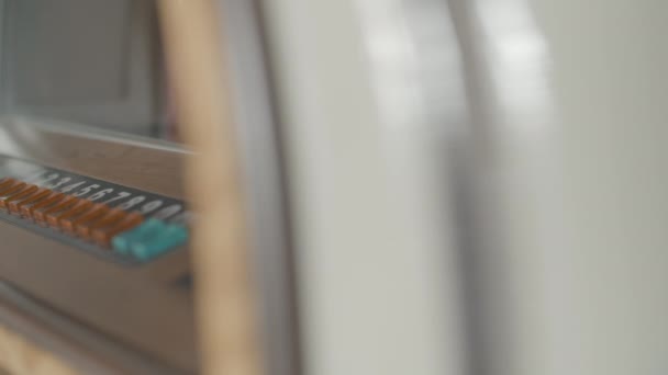 Main masculine appuyant sur le bouton sur jukebox 