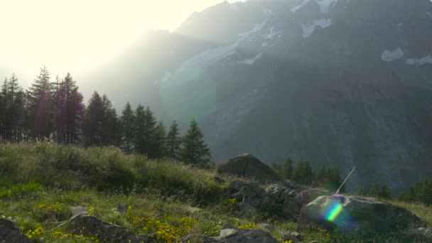 Bergslandskap på Checrouits Lake i Courmayeur — Stockvideo