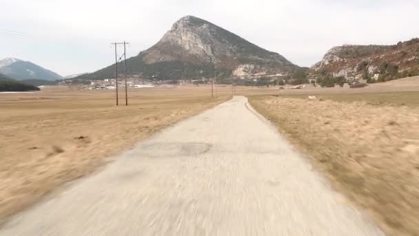 Weg in de bergen van autoruit — Stockvideo