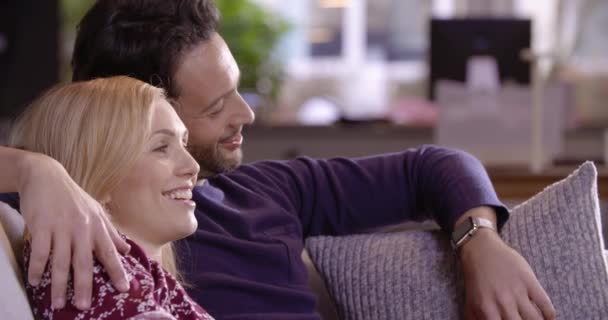 Chamada de casal com smartwatch no sofá — Vídeo de Stock