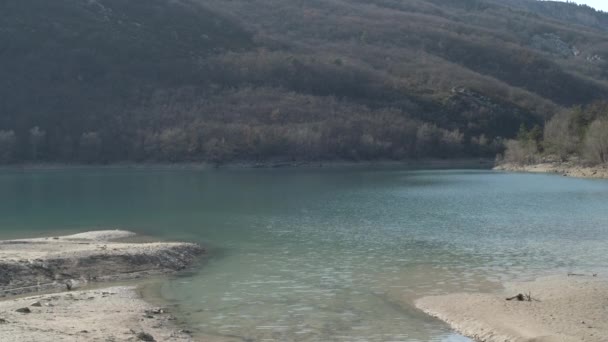 Lago en el paisaje de montaña — Vídeo de stock