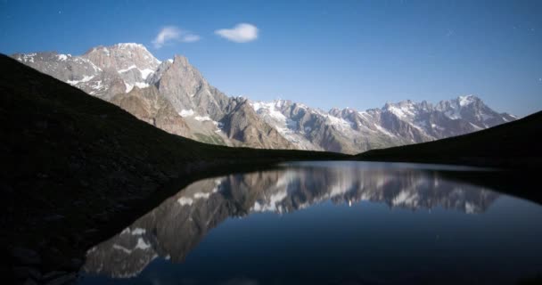 Ορεινό τοπίο στη λίμνη Checrouit σε Courmayeur — Αρχείο Βίντεο