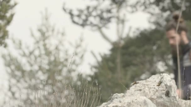 homme dans les montagnes, faire de la randonnée 