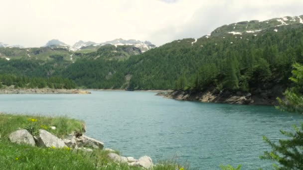 Гірський краєвид з хмар і озеро в Alpe Devero — стокове відео