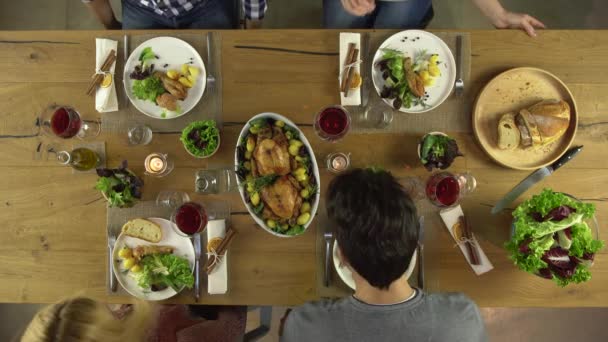 Cuatro amigos conversando almorzando juntos — Vídeo de stock