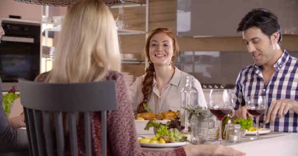 Cuatro amigos conversando almorzando juntos — Vídeo de stock
