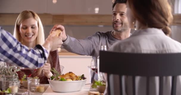 Vier vriend chat samen na de lunch — Stockvideo