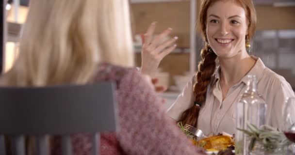 Cuatro amigos conversando almorzando juntos — Vídeo de stock