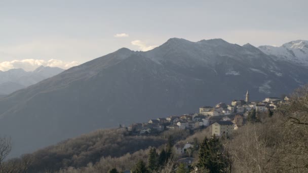 Blick auf die Alpen im norditalienischen Piemont auf andrate — Stockvideo