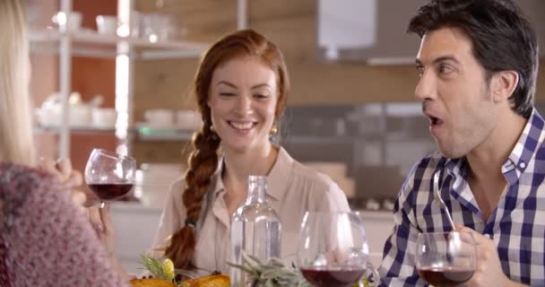 Quatre amis discutent pour déjeuner ensemble  