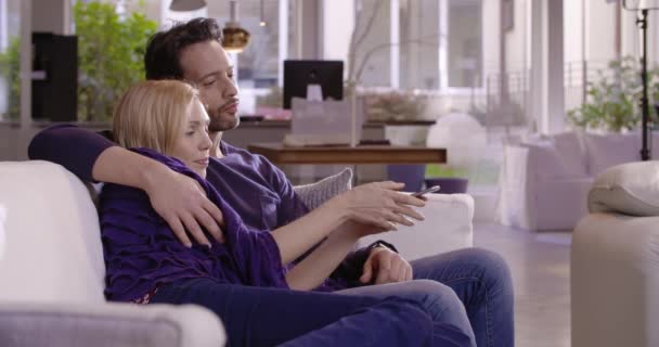 Casal ter relaxar assistindo tv — Vídeo de Stock