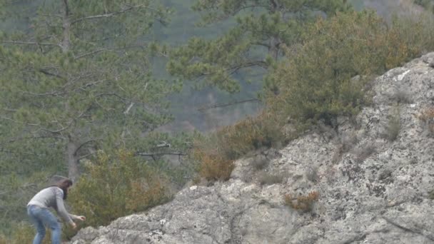 Hombre caminando en las montañas — Vídeo de stock