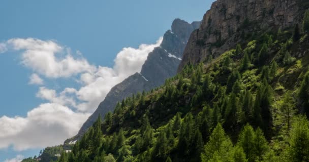 Временной отрезок горного ландшафта с облаками в Альпе Деверо — стоковое видео