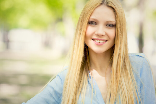 улыбающаяся блондинка портрет молодой женщины в зеленый городской пейзаж
