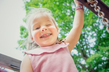 Tahterevalli Park'ta açık oynayan sarışın çocuk