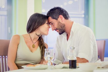 Restoranda genç romantik esmer çift flört