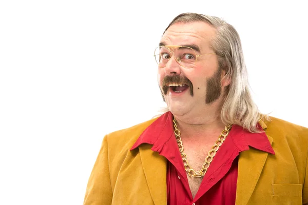 Смішний старовинний 70-х чоловік з бічними вусами і довгим портретом волосся ізольований на білому — стокове фото