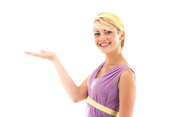 Винтажные 70-е блондинка модель с фиолетовым платье показать продукт изолирован на белом — стоковое фото
