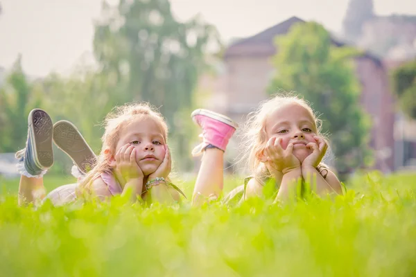 Blonde lächelnde Schwester spielt im Garten — Stockfoto