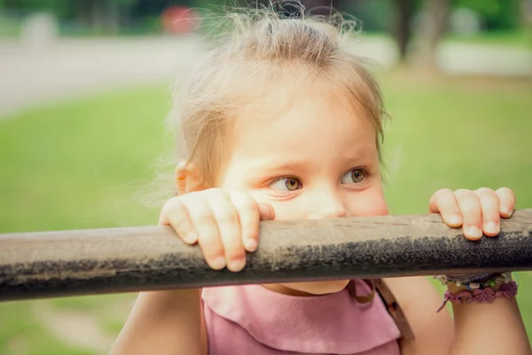 Blonde kind spelen in het park buiten — Stockfoto