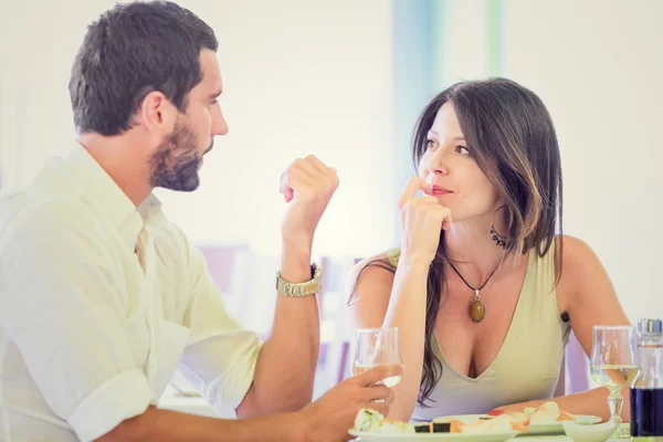 Junges romantisches brünettes Paar unterhält sich im Restaurant — Stockfoto