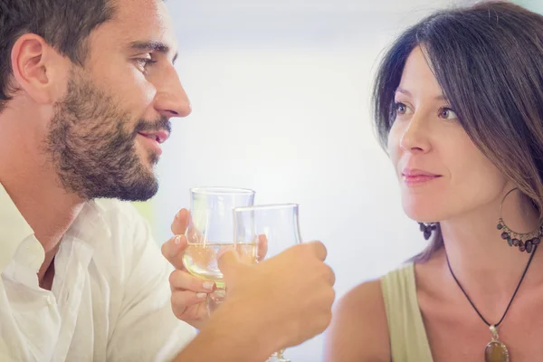 Junges romantisches Paar trinkt im Restaurant miteinander — Stockfoto