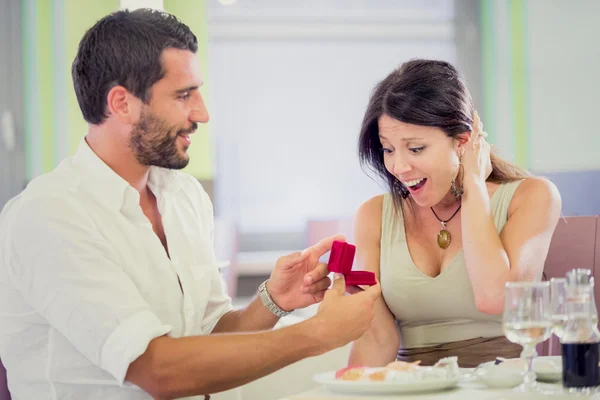 Junger romantischer Mann macht Freundin im Restaurant Heiratsantrag — Stockfoto