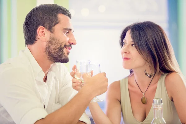 Junges romantisches Paar trinkt im Restaurant miteinander — Stockfoto