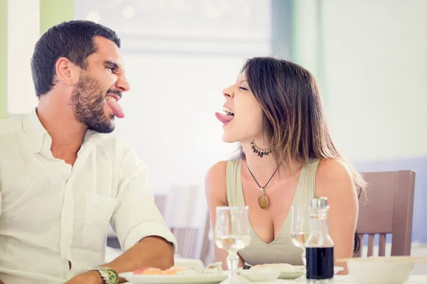 Pareja romántica joven divertirse en el restaurante — Foto de Stock