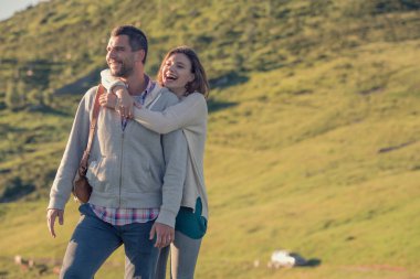 Genç çift doğa günbatımı üzerinde Panorama adlı arıyorsunuz