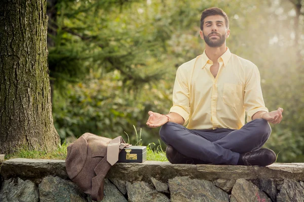 Joven posición yoga hombre de negocios relajarse en la naturaleza al aire libre — Foto de Stock
