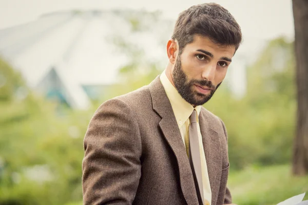 Jonge ernstige zakenman portret buiten in een park — Stockfoto