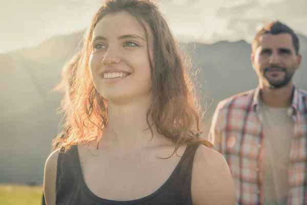 Young leende brunett hår kvinna porträtt på solnedgången i naturen — Stockfoto