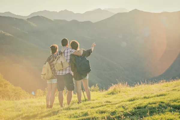 Panorama Dağı'nda bakarak üç arkadaş standı