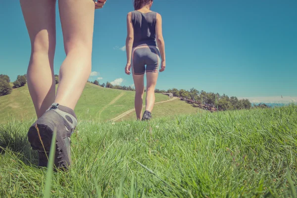 Mujeres jóvenes caminando en un día soleado en la montaña al aire libre —  Fotos de Stock