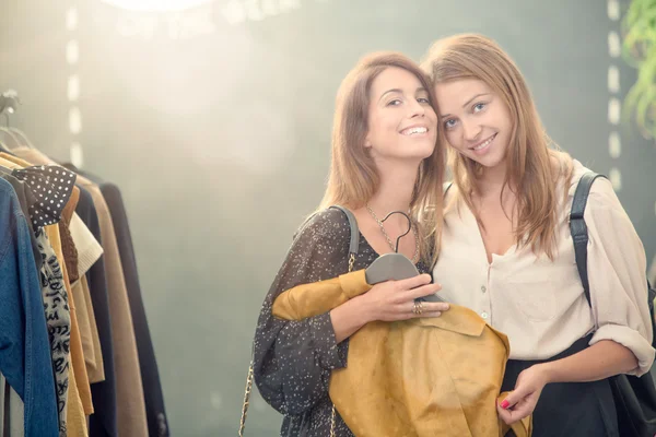 Két mosolygó barát élvezi a ruhaboltban — Stock Fotó