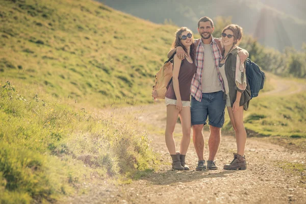 Sportlicher junger Mann radelt bei sonnigem Tag in den Bergen — Stockfoto