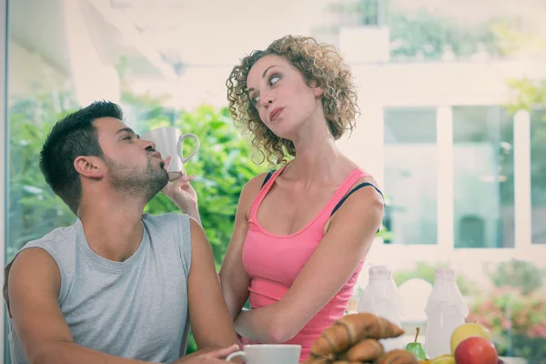 Genç çift kahvaltı mutfak güneşli bir günde var