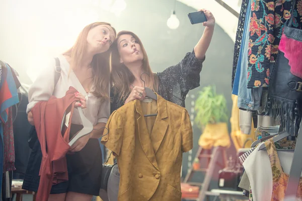 Zwei lächelnde Freunde genießen in Bekleidungsgeschäft — Stockfoto