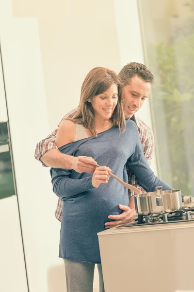 Esperando casal grávida cozinhar juntos na cozinha — Fotografia de Stock