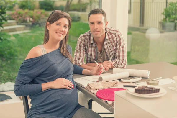Esperando trabalho casal grávida em casa — Fotografia de Stock