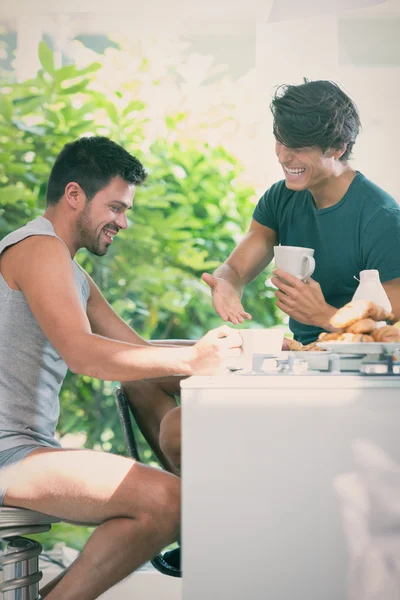 Young gay couple have breakfast in the kitchen in sunny day — Stock Photo, Image