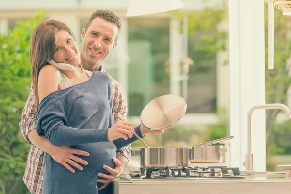 Esperando casal grávida cozinhar juntos na cozinha — Fotografia de Stock