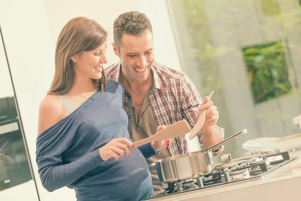 Expecting pregnant couple cook together in the kitchen — Stock Photo, Image