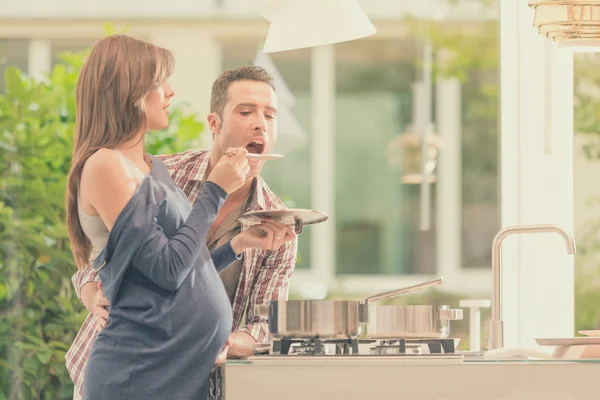 Expecting pregnant couple cook together in the kitchen — Stock Photo, Image