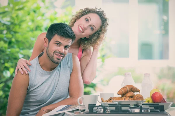 Young couple have breakfast in the kitchen in sunny day — Stock Photo, Image