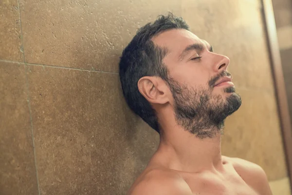 Černé vousy nahý muž relaxaci v lázních — Stock fotografie