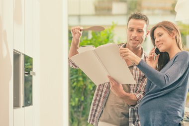 Hamile çift aşçı birlikte mutfakta bekliyor