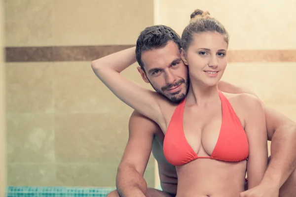 Joven pareja sonriente relajándose en la bañera de baño en el spa — Foto de Stock