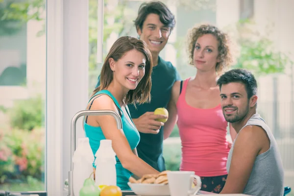 Groep van vriend ontbijten in de keuken in zonnige dag — Stockfoto